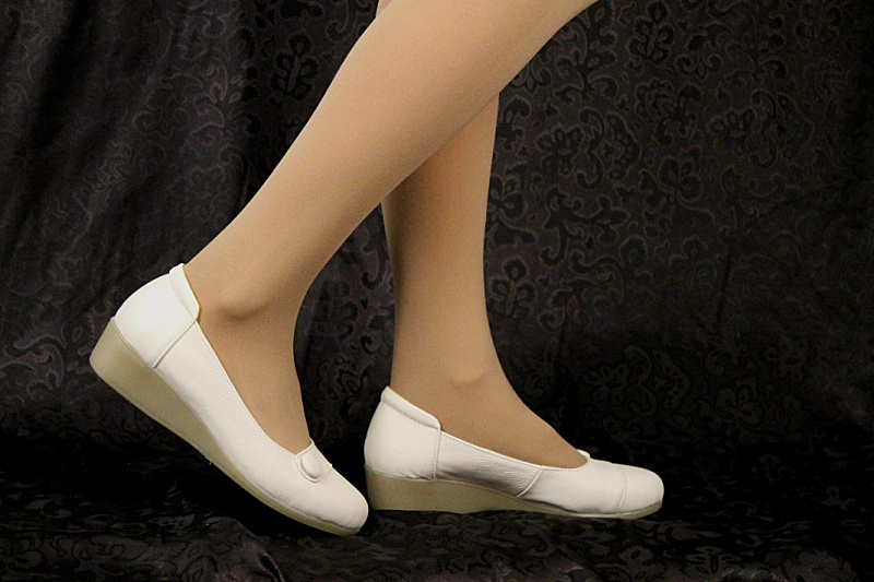 2015女式专业护士鞋牛皮坡跟中跟牛筋底护士皮鞋单鞋乳白色女鞋折扣优惠信息
