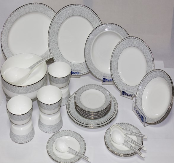 骨瓷碗盘碟中式家用韩国进口餐具套装菜盘高档饭碗创意碟子陶瓷器