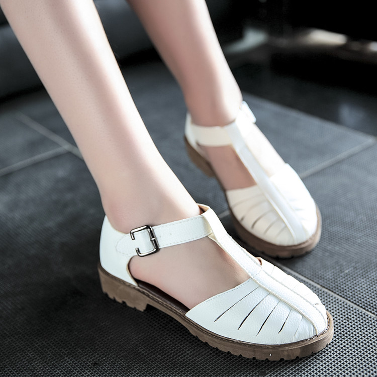 凉鞋 夏季韩版镂空T型扣带平底包头女鞋初中学生女式罗马鞋洞洞鞋