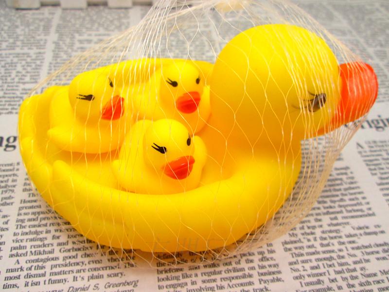 买二送一戏水玩具宝宝洗澡玩具1大带3小黄鸭游泳洗澡鸭子儿童玩具折扣优惠信息