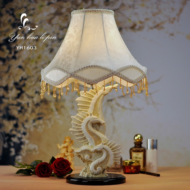 欧式创意白色马头摆件树脂雕塑婚礼装饰品 卧室床头灯可调光台灯