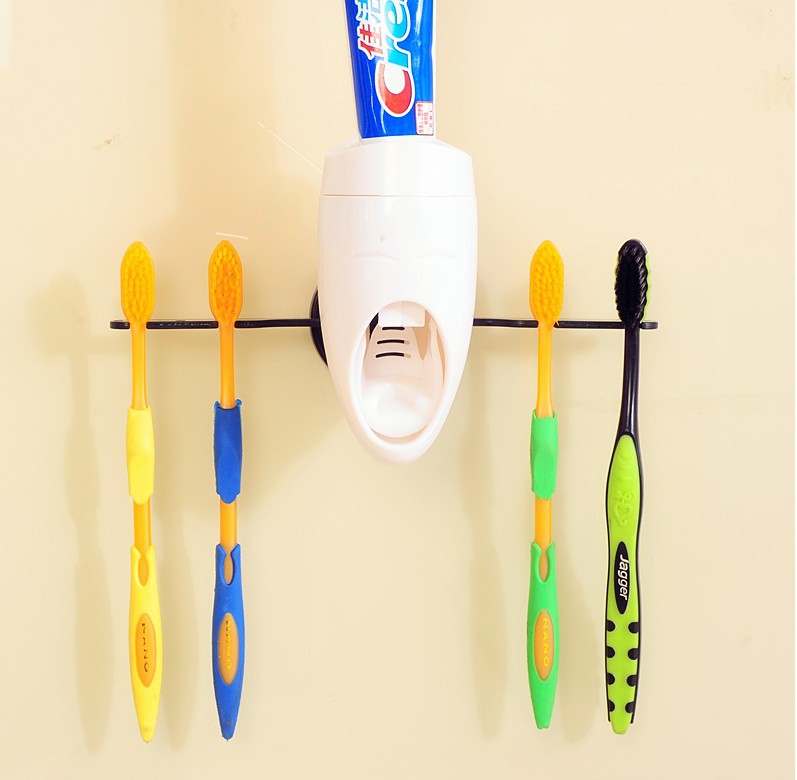 吸壁式创意全自动挤牙膏器韩国吸盘懒人牙膏挤压器带牙刷架套装