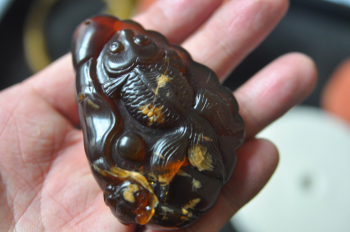 纯天然缅甸琥珀金棕棕红精工雕刻金鱼 连年有余雕件 微流纹带蜜蜡